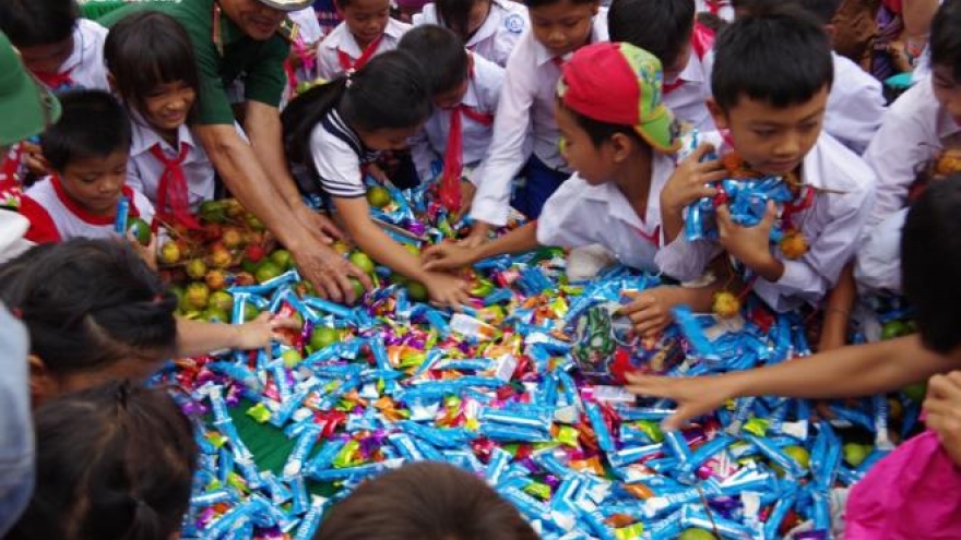 Border guards help poor children celebrate Mid-Autumn Festival